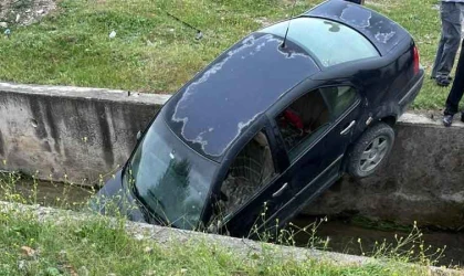 Kontrolden çıkan araç su kanalına düştü