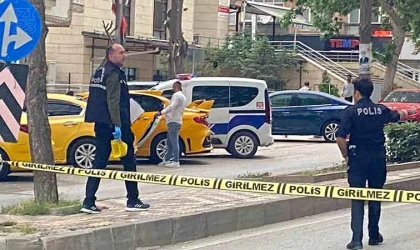 Silahlı kavgada yoldan geçen kadın kurşunların hedefi oldu