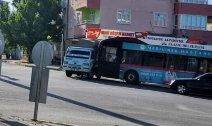 Otobüs ile pikap çarpıştı: 9 yaralı